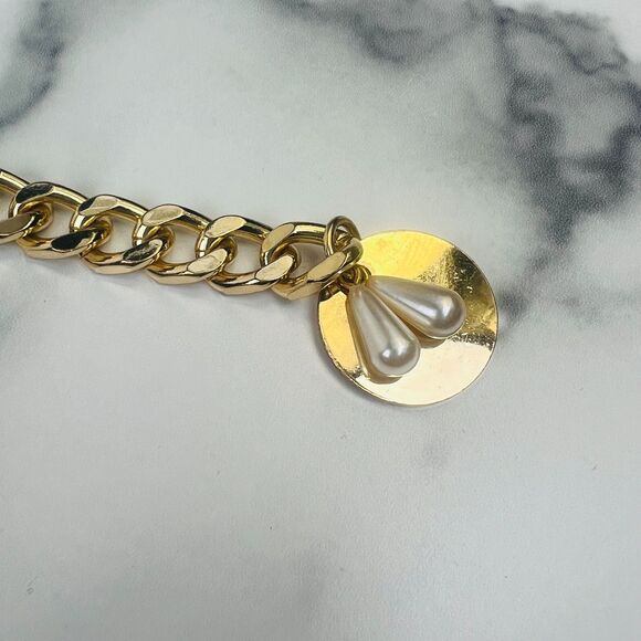 REVOLVE Lovestrength Everywhere Chain Belt in Gold Metal Disc Faux Pearl Pendant - Picture 3 of 4